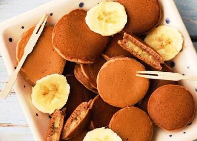 طرز تهیه پنکیک شکلاتی موزی پف دار در خانه طرز تهیه پنکیک شکلاتی موزی پف دار در خانه